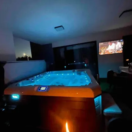 Villa Luxury With Jakuzzi Near Neusiedler Fertoszentmiklos