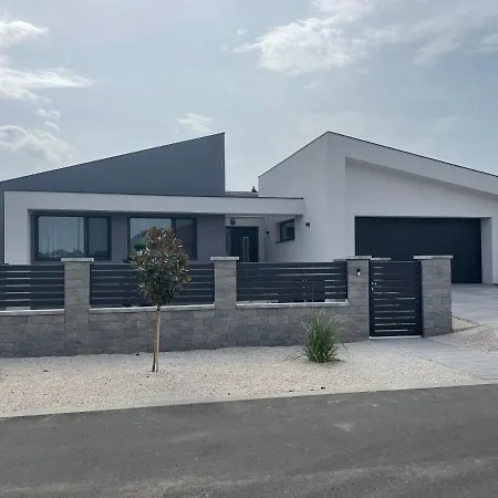 Luxury With Jakuzzi Near Neusiedler Villa