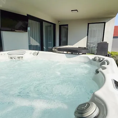 Luxhome By Neusiedl With Jakuzzi فيلة Fertoszentmiklos